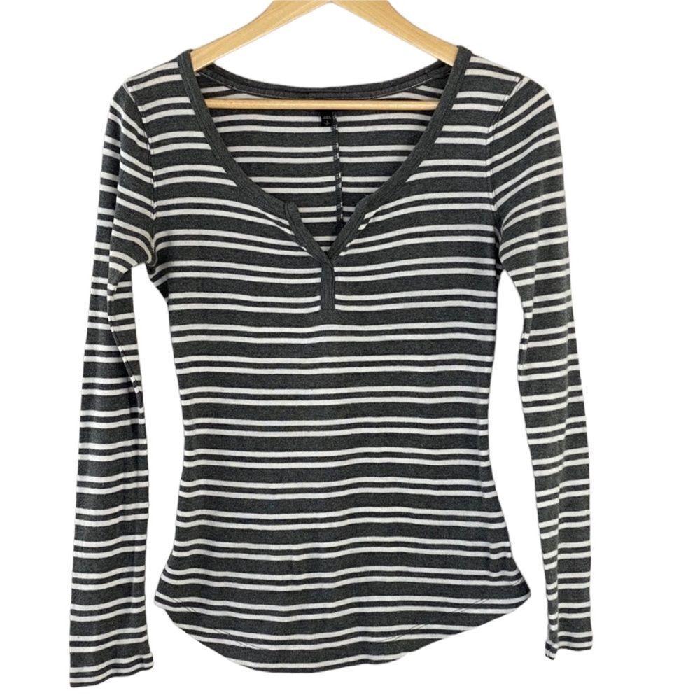 Express gray stripe fitted thermal top small